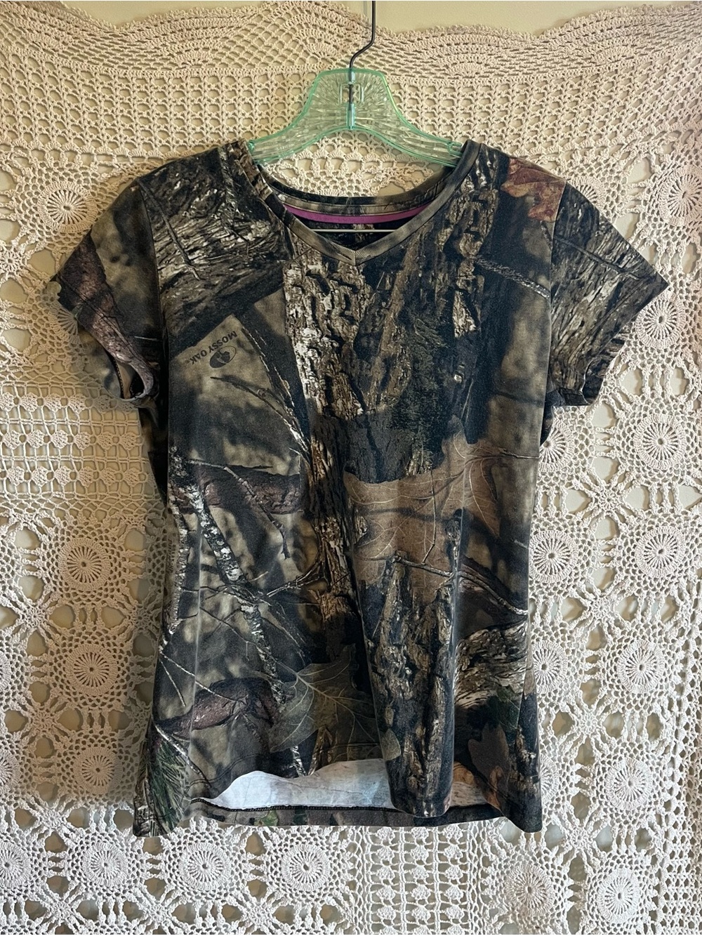 Mossy oak women’s medium camouflage V-neck T-shirt Y2K